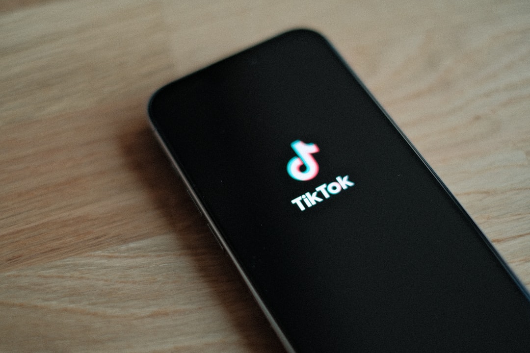 TikTok cresce in Europa ma taglia i moderatori. Cosa significa per agenzie e brand