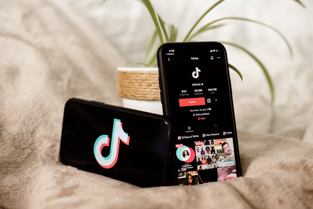 TikTok testa le recensioni video AI per i negozi locali: cosa cambia per agenzie e imprese italiane