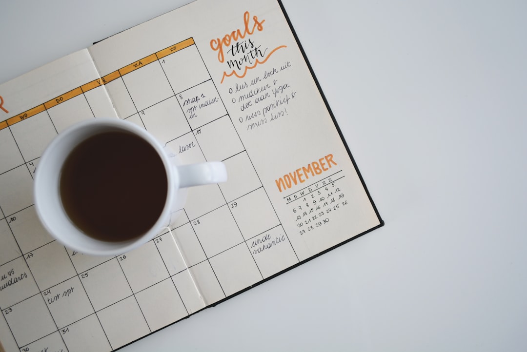 Calendario editoriale mensile: strumenti e template che fanno risparmiare ore