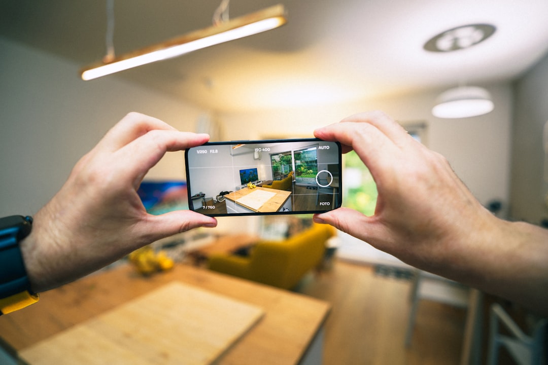 Foto prodotto con smartphone e AI gratis: il workflow professionale che usiamo in agenzia