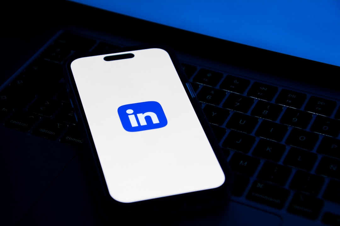 LinkedIn cambia tre cose: feed suggeriti, assunzioni AI e costi pubblicitari. Come agenzie e imprese italiane devono reagire