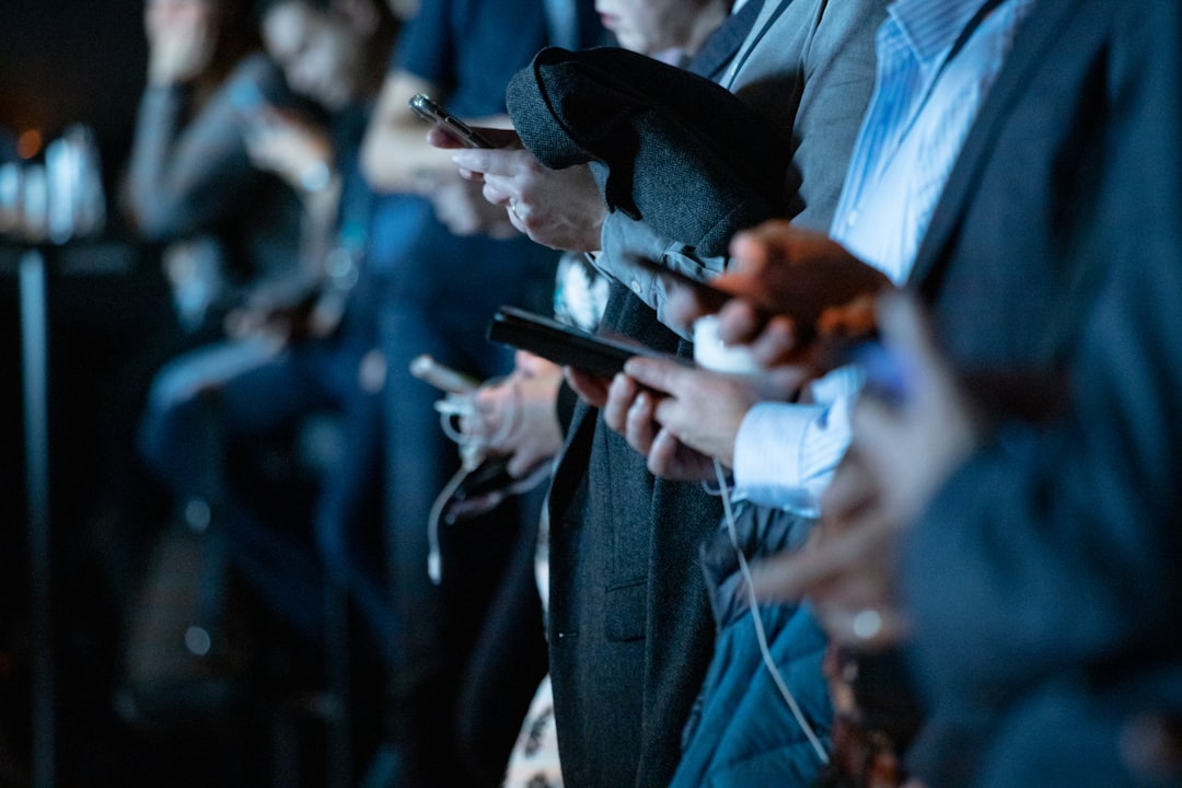 Il pubblico giovane sta scappando dai social: cosa fare subito come agenzia