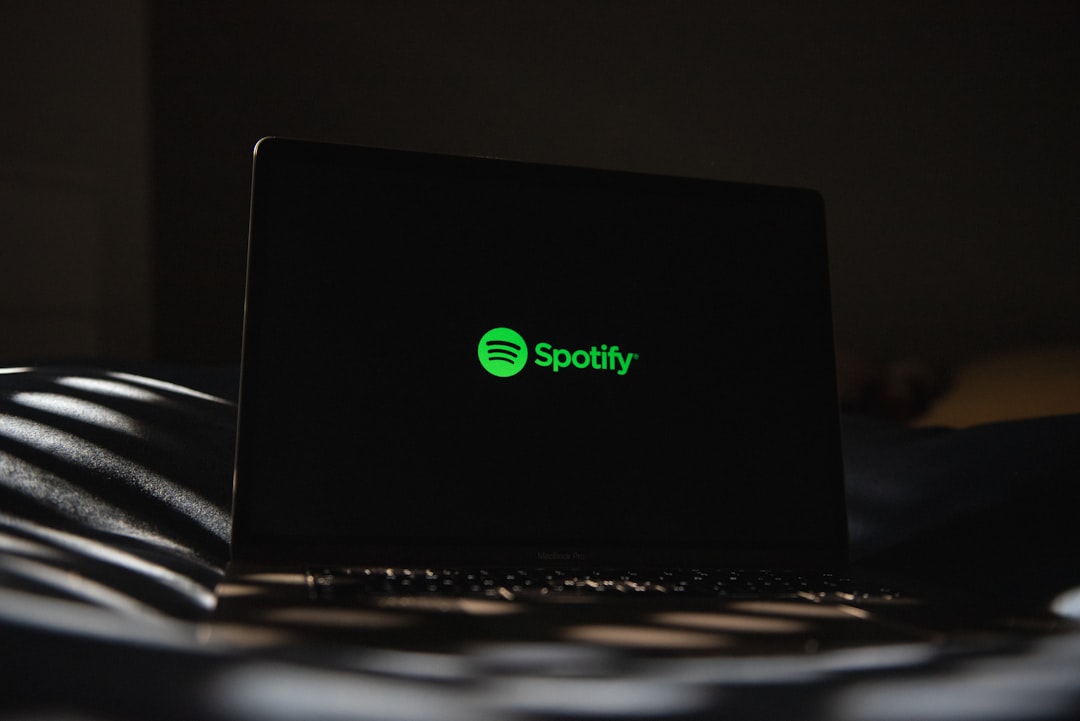 Spotify conferma le frodi nello streaming: cosa cambia per agenzie e brand italiani
