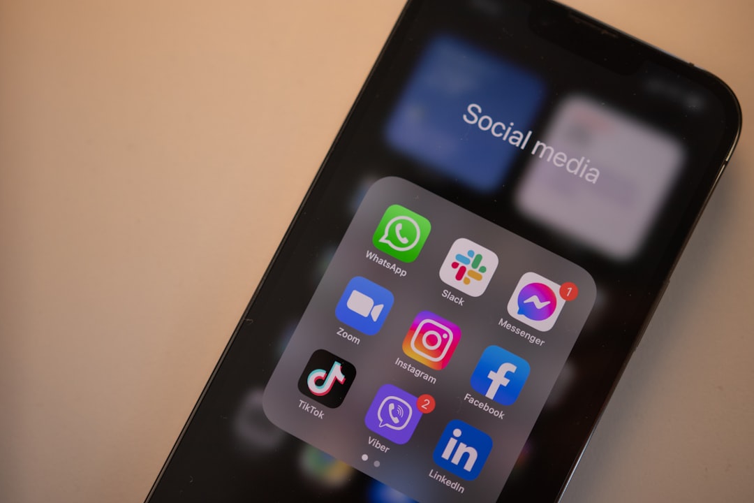 Lo stack essenziale per social media manager: gli strumenti che fanno risparmiare tempo e margine
