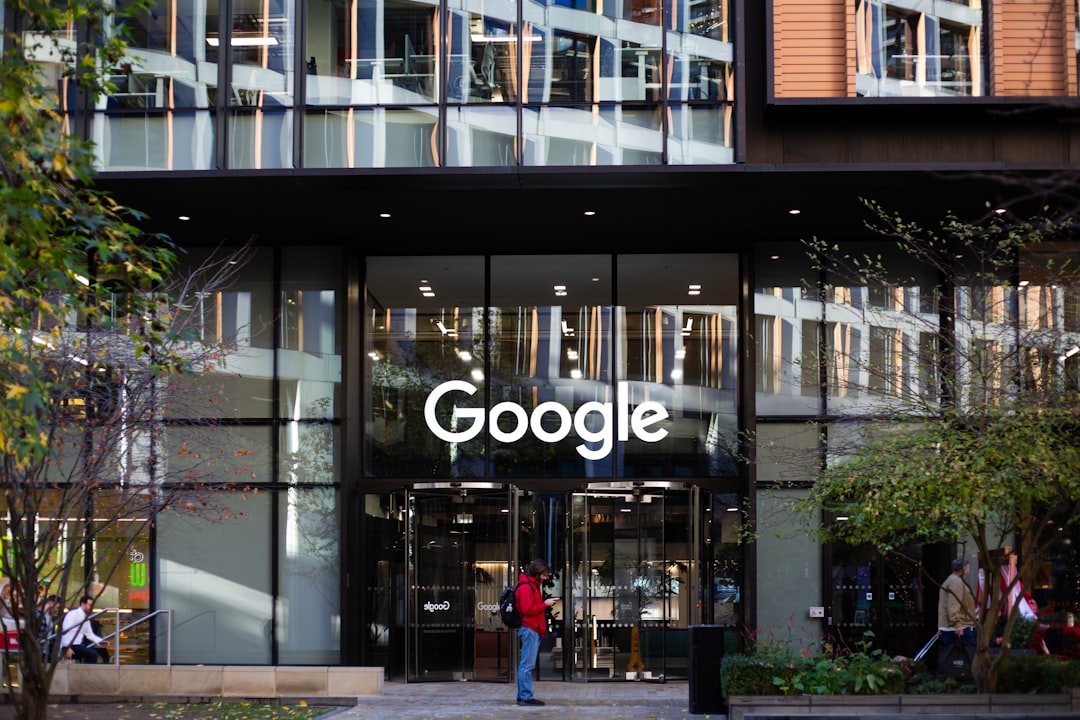 Google Universal Commerce Protocol e AI Disclosure: le tre mosse che ridefiniscono visibilità e conversioni