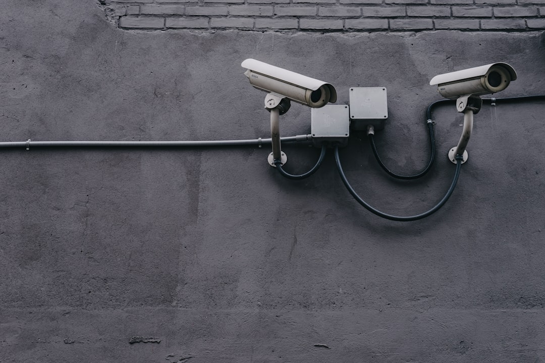 ICE usa data broker per tracciare minori: cosa cambia per agenzie e brand italiani