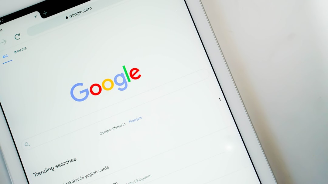 Google penalizza i contenuti AI mentre i suoi AI Overviews dominano: cosa fare subito