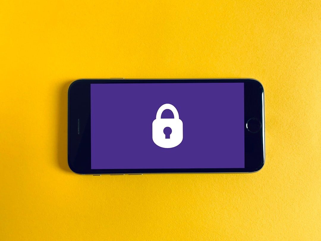 Bloccare le app distraenti con una chiave fisica da 9 dollari: il trucco per agenzie e social media manager