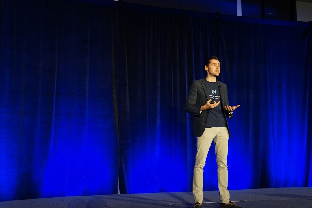 Sam Altman chiede di rallentare l'AI. Cosa fare per agenzie e brand