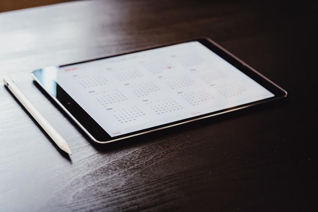 Piano editoriale multicanale: come coordinare social, blog e newsletter senza impazzire