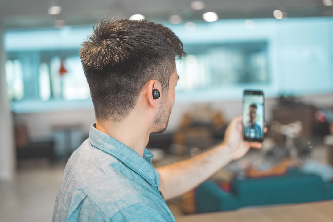 TikTok lancia Seedance 2.5, ma Snapchat frena l'AI. La doppia strategia per i creator