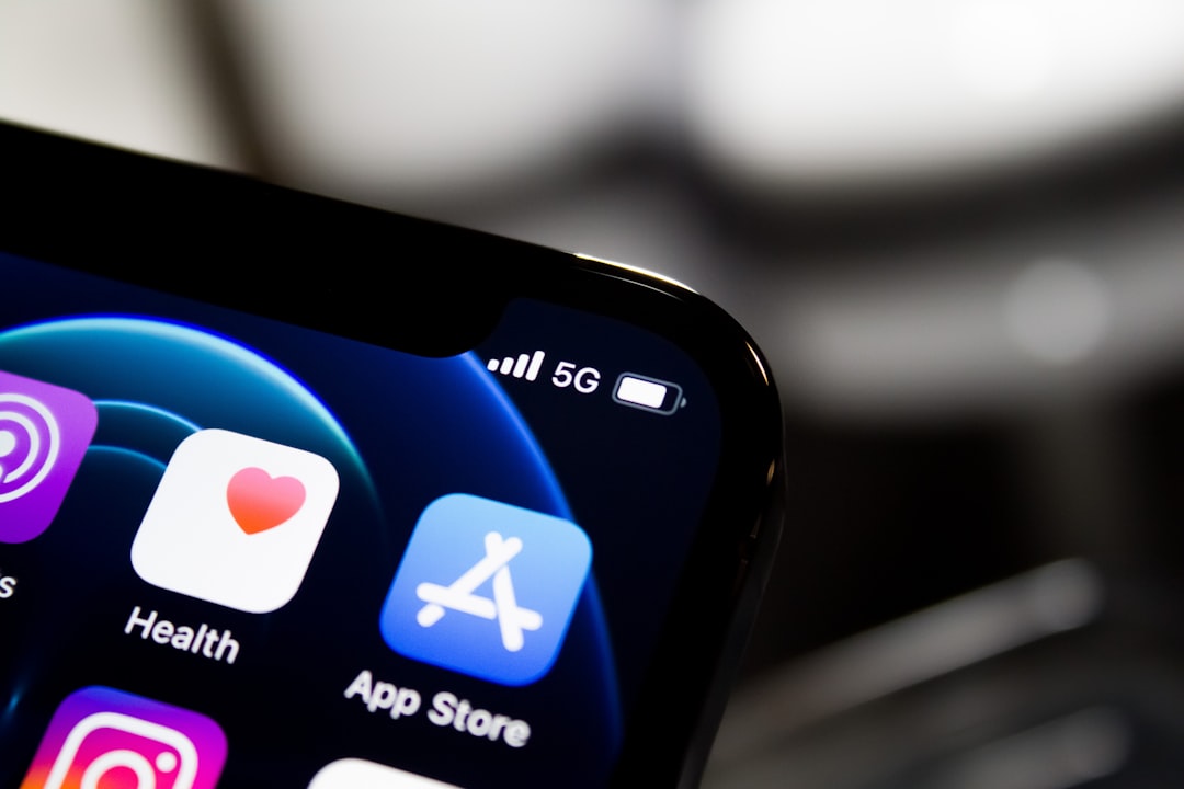 Apple paga gli editori per addestrare Siri. Cosa cambia per chi produce contenuti