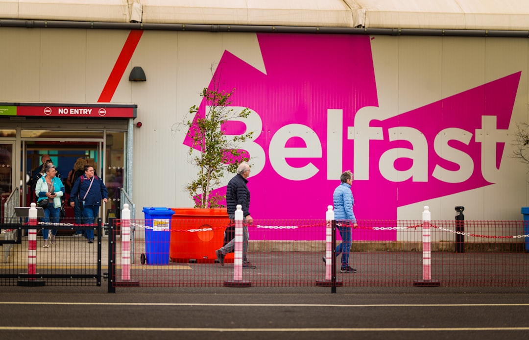 La verità dietro i disordini di Belfast: lezione per agenzie e SMM sulla disinformazione