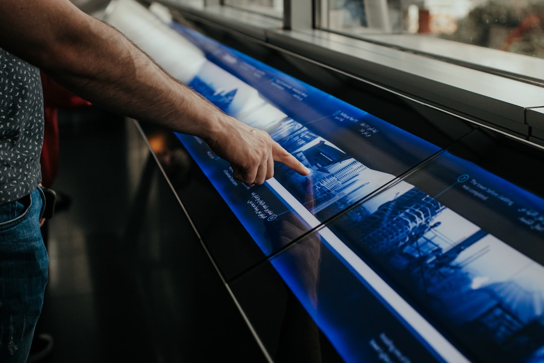 Gestione multi-brand senza caos: come separare account, asset e accessi in sicurezza