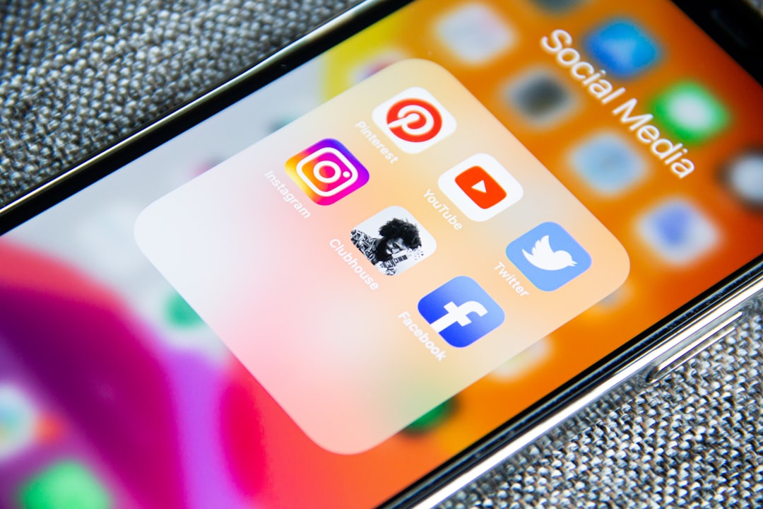 TikTok e Reddit puntano sull'AI generativa: cosa cambia per chi gestisce i social