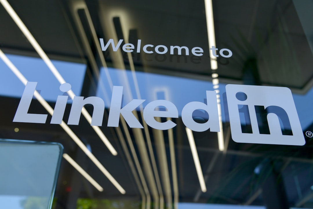 LinkedIn dichiara guerra all'AI slop: 1 milione di segnalazioni e copertura in calo del 40%