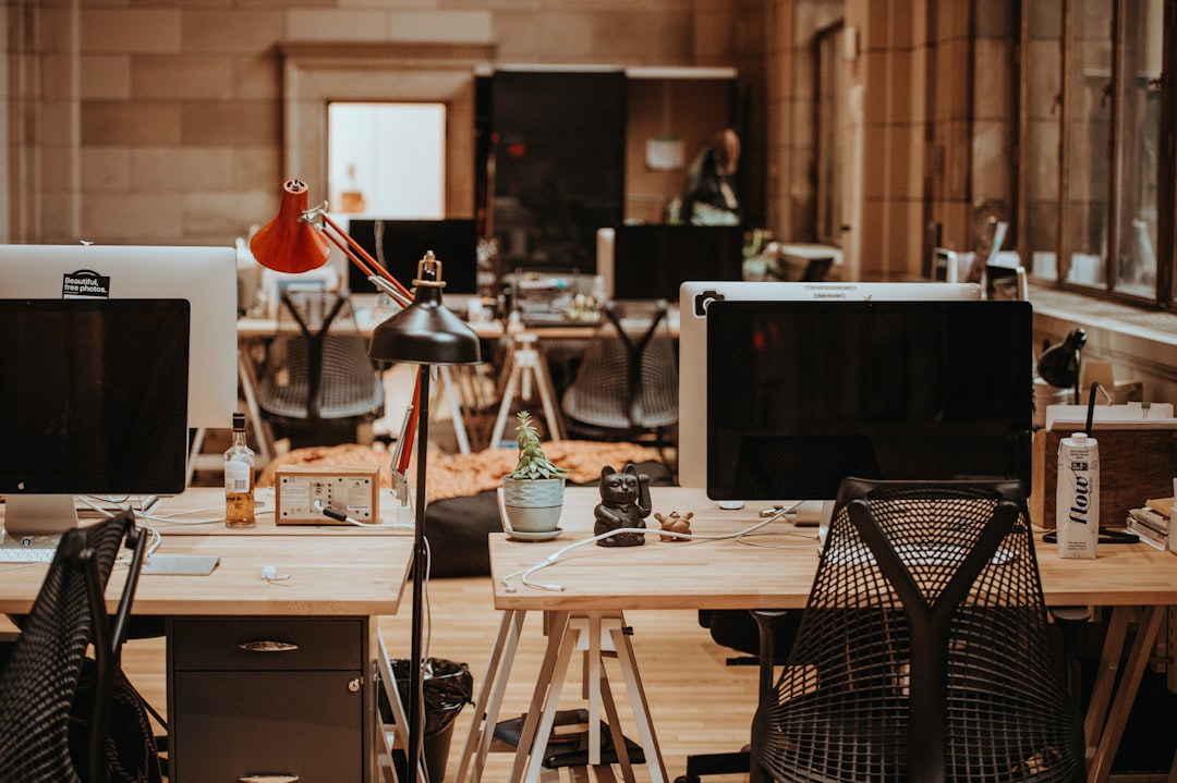 Monitor Arm e produttività: perché l'ufficio fisico è il nuovo campo di battaglia del marketing